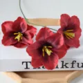 Composition florale artificielle de tulipe ouverte 3 têtes pour la décoration de maison - Rouge vif