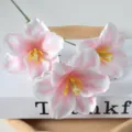 Fausse fleur de tulipe rose à 3 têtes variante, idéale pour la déco de maison et de mariage. - Rose