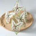 Variété de feuilles de Caladium artificielles, feuillage en plastique vert et rouge. - Taches rouges à veines vertes