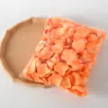 Pétales de roses artificiels orange pour mariages, demandes en mariage et décorations de fête. - Orange
