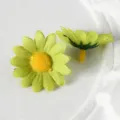 Têtes de marguerites artificielles vertes en soie pour accessoires de cheveux mariage déco - Vert avec cœur jaune