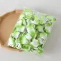 Pétales de rose artificiels vert et blanc en vrac pour décoration de mariage romantique. - Vert
