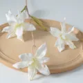 Fausse fleur de lys en soie à 3 têtes pour décoration d'intérieur et photographie de mariage - Blanc