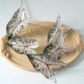 Feuilles de caladium artificielles à 5 branches pour décor de mariage intérieur chic. - Bord vert avec rouge et blanc