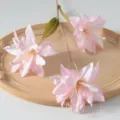 Branche de lys en soie rose artificielle à 3 têtes variante pour déco maison et accessoires photo. - Rose