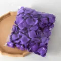 Pétales de roses artificielles violettes en vrac pour mariages et décoration romantique. - Violet