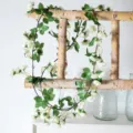 Guirnalda de vid de rosas blancas artificiales para decoración de pared de bodas - Enredadera de rosas de 69 cabezas (blanco)