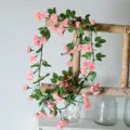 Guirnalda de flores artificiales de rosas rosas para decoración de bodas y hogar - Enredadera de rosas de 69 cabezas (rosa)