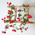 Guirlanda de flores de seda de vid de rosa roja artificial para decoración de pared de boda - Enredadera de rosas de 69 cabezas (rojo)