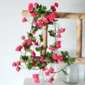 Guirnalda de rosas artificiales de seda para decoración del hogar, bodas y pared colgante. - Enredadera de rosas de 69 cabezas (rojo rosa)