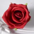 Rode kunstmatige rozenkop zijden stof bloemmateriaal voor huwelijksdecoratie DIY 1stuk - Rood