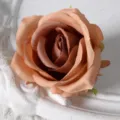 Kunstmatige zijden rozen bloemhoofdjes voor huwelijksdecoratie en mooie bloemarrangementen thuis. - koffiekleur