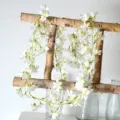 Guirnalda de flores artificiales blancas de seda para decoración de boda en el hogar techo colgante - Enredadera de jazmín de invierno de 135 flores (blanco)