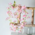 Guirnalda de flores artificiales rosas, cerezo de seda para decoración de boda en casa. - Enredaderas de 135 flores de jazmín de invierno (rosa claro)