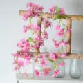 Guirnalda de flores artificiales de cerezo colgante para la decoración del hogar y boda. - Enredaderas de 135 flores de jazmín de invierno (rosa oscuro)