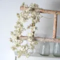 Guirnalda colgante de flor de seda de vid de cerezo artificial blanca para el hogar. - Enredaderas de 135 flores de cerezo (blanco)