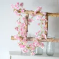 Guirnalda de flores de cerezo rosa artificial para decoración de pared y techo de bodas. - Enredaderas de 135 flores de cerezo (rosa claro)