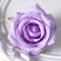 Kunstmatige paarse rozenbloemkop voor huwelijksdecoratie en bloemenmuur achtergrond. - Paars