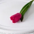 Fleur de tulipe artificielle magenta tige unique décoration maison accessoire de photographie. - Rose rouge
