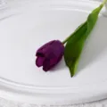 Künstliche Tulpe in Lila als Deko, einzelne Kunstblume für Hochzeit und Fotografie. - Lila