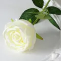 Fausse rose blanche artificielle en soie pour décoration mariage et accessoires photo. - Blanc Crème