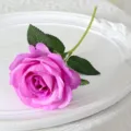 Rose artificielle violette unique avec feuilles vertes pour décoration maison et bricolage - Mauve Clair