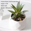 Künstliche Aloe-Sukkulente in weißem geometrischem Keramiktopf mit Kieselsteinen, 11 cm - Kleines Maul Aloe