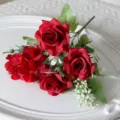 Bouquet de fausses roses rouges en soie petite botte de fleurs pour deco mariage SKU - Rouge