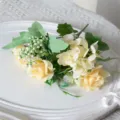 Bouquet de fleurs de roses en soie artificielle avec baies et feuilles pour la déco. - Jaune