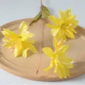 Fausse fleur de lys en soie à 3 têtes, branche florale jaune réaliste pour déco et mariage. - Jaune
