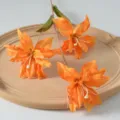 Branche de lys artificiel orange à trois têtes en soie pour la décoration de la maison et fêtes. - Orange