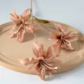 Fleur de lys artificielle en soie à 3 têtes pour la décoration de la maison et mariage. - Café