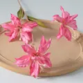 Fleur de lys en soie artificielle à 3 têtes pour décoration de maison, mariage et accessoires photo. - Rose rouge
