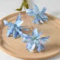 Fleurs de lys bleues artificielles 3 têtes branche de soie pour la maison et mariage. - Bleu clair