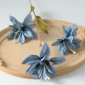 Fleur de lys en soie bleue artificielle à 3 têtes pour décoration de maison et mariage - Bleu Brume