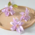 Variante de lys en soie artificielle violette à trois têtes pour la décoration intérieure. - Violet