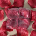 Pétales de roses rouges artificiels pour décoration de mariage et aménagement de chambre. - Bordeaux