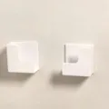 Staffa di supporto a parete bianca per bilancia pesapersone, design minimalista moderno - Supporto bianco