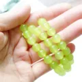 Detailaufnahme von durchscheinenden grünen Chalcedon-Rundperlen für die Schmuckherstellung. - 6mm / Obstgrün