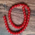 Detailansicht hochwertiger roter Chalcedon-Rundperlen für die Schmuckherstellung - 6mm / Hellrot