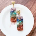 Gros plan détaillé du pendentif en résine de pierres colorées avec fil de cuivre sur assiette. - 1 Sans cordon