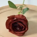 Élégante tête de rose artificielle terre cuite réaliste avec feuilles vertes décoratives - Rose en Flanelle à Tête Unique / Couleur caramel