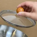 Petite casserole en acier inoxydable variante avec couvercle en verre et poignee en bois. - Couvercle de 17 cm