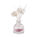 Difusor de aromas para el hogar con varillas y flores blancas en botella de vidrio. - Rosa de Tierra de Nadie