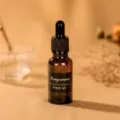 Bernsteinfarbene Glas-Flasche mit Tropfer und schwarzem Etikett für Aromatherapie und Duft - [blue wind chime] aromatherapy essential oil 10ml