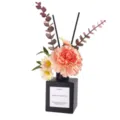 Schwarze Glas-Duftstäbchen-Flasche mit künstlichem Nelkenblumen-Strauch und Duftstäbchen. - Reinweiße Gardenie