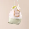 Gedetailleerd overzicht van een wit en lichtgroen mesh geurzakje met koord en merklabel. - Groen - Gardenia