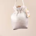 Hangend geurzakje voor kledingkast met witte mesh en linnen onderkant, fris detail. - Beige - Romige vanille