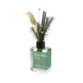 Detailansicht der Glas-Diffusorflasche mit dekorativen Trockenblumen und grünem Etikett - Jasmin (Rosa Blume)