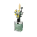 Detailansicht des Petal Fresh Raumdiffusors mit gelben Trockenblumen und grünen Zweigen - Englische Birne & Freesie (Gelbe Blume)